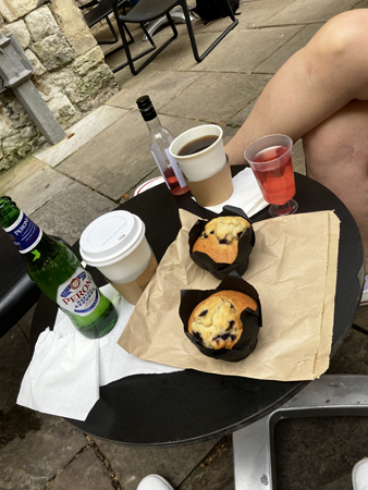 Lunch på Towern med öl rosevin kaffe och muffins