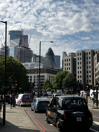 På väg hem till hotellet från The Ripper museum 15 juni 22