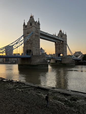 Tower bridge i solnedgången