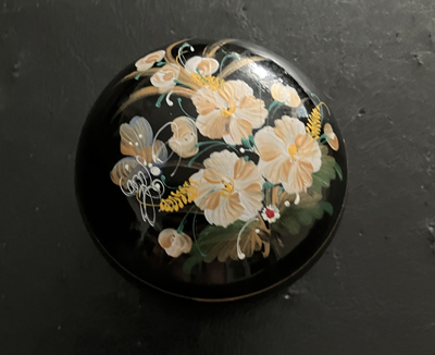 Träsask rund med blommor