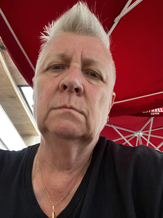 Selfie under parasoll