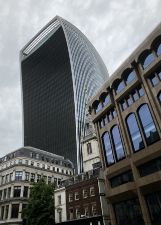 Skyskrapemonster bakom äldre byggnad London