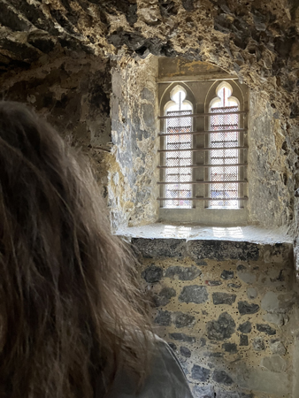 Anna inne i Towern och fönster