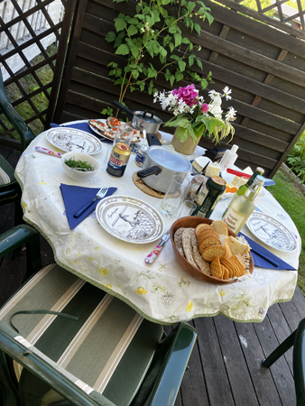 Midsommaraftonsmiddagen framdukad