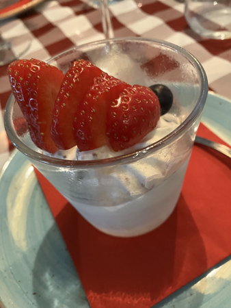 Semifreddo med jordgubbar och blåbär