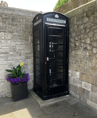 Svart telefonkiosk på Towern