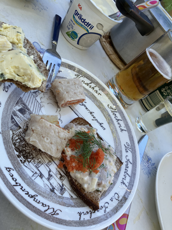 Gubbröra på bröd och rulllar med rökt lax