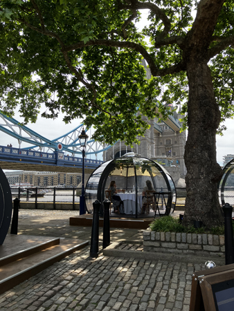 Restaurangglasbubblor vid Themsen på väg hem fråm Towern