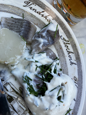 Sill gräddfil och potatis