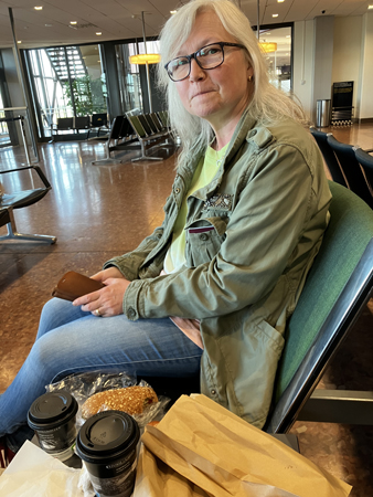 Anna frukosterar på Arlanda 15 juni 22
