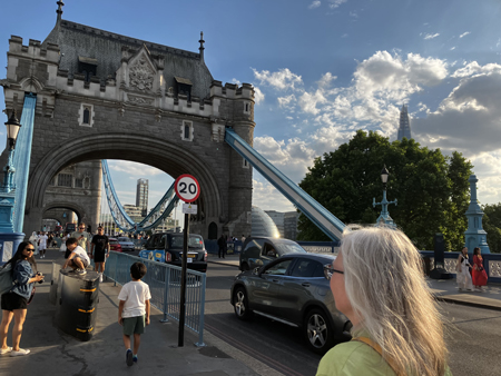 Anna på Tower bridge