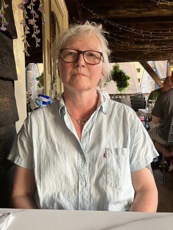 Anna trött och varm på Dickens Inn