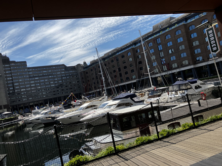 Båtar i den lilla hamnen bakom hotellet 15 juni 22