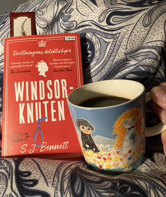 Boken Windsorknuten och kaffe på sängen