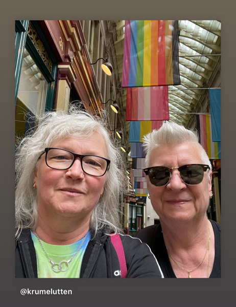 Anna och jag med regnbågsflaggorna bakom