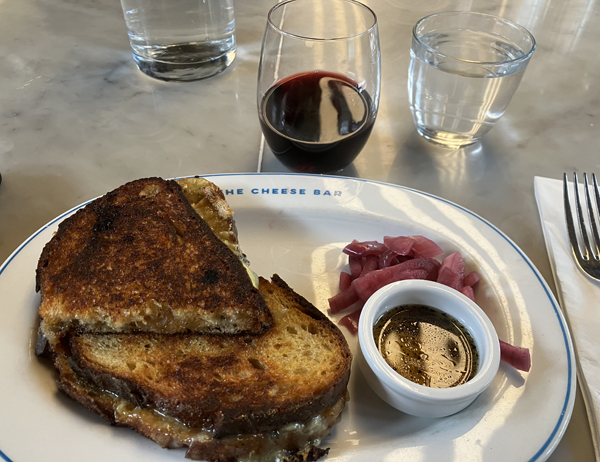 Ost och vin på The Cheese bar i Camden