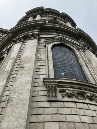 St Pauls cathedral torn med fönster