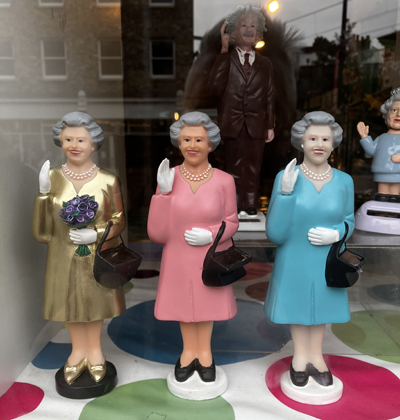 Tre vinkande drottning Elizabeth Camden