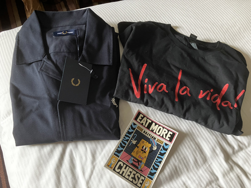 Fred Perryskjorta och Frida Kahlotischa kort från The Cheese bar Camden