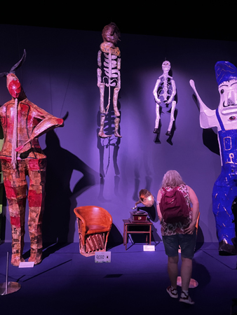 Anna tittar på utställningsdockor Mexican Geniuses