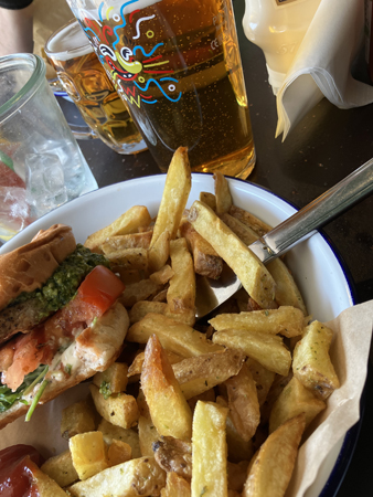 Första måltiden i Londion kycklingburgare chips och öl 15 juni 22