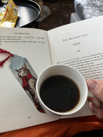 Kvällsfika på balkongen med bok Kvällsfika på balkongen med bok