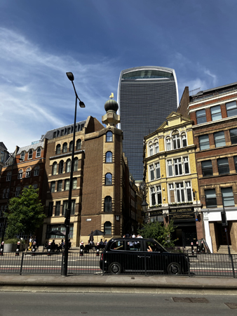 Modern byggnad tornar upp sig bakom äldre London