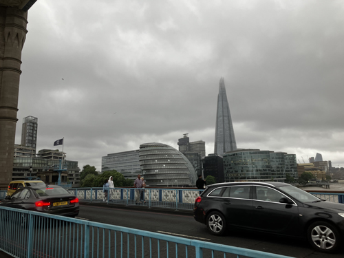 Grå himmel över Tower bridge