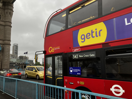 Mycket trafik på Tower bridge