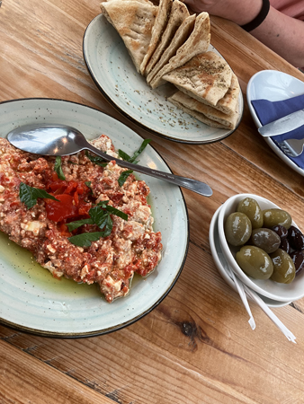 Röra oliver och bröd förrätt The Real Greek