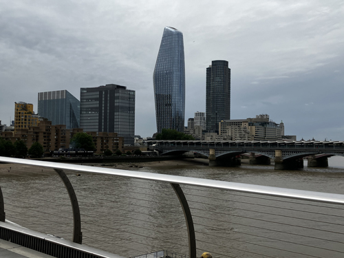 Skyskrapor på andra sidan Themsen