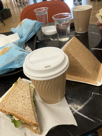 Lunchmackor chips o kaffe på Tate modern