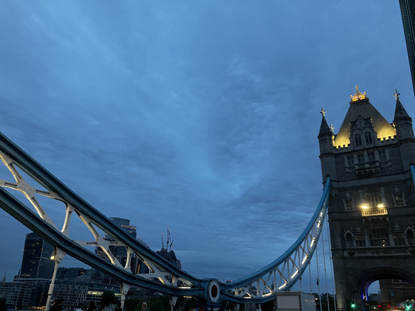 Tower bridge räcke och kvällshimmel