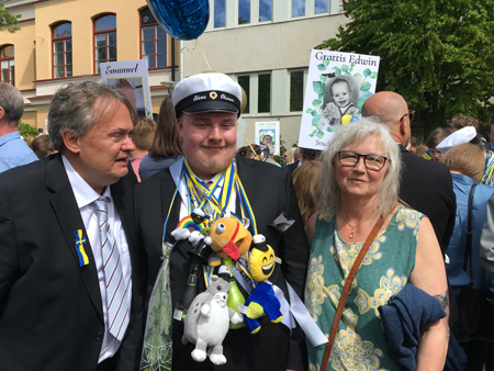 Arga pappan studenten glada mamman