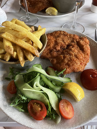 Kycklingschnitzel och chips på Dickens Inn
