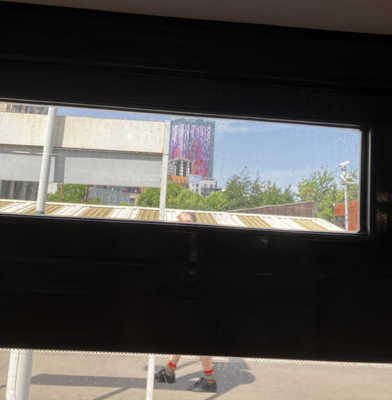 Märklig utsikt från tåget till Brighton