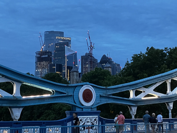 Moderna skyskrapor bakom räcket på Tower bridge