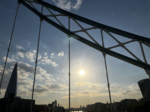 Detalj Tower bridge med himlen bakom
