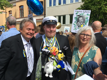 Glada pappa betänksamma studenten och rörda mamman