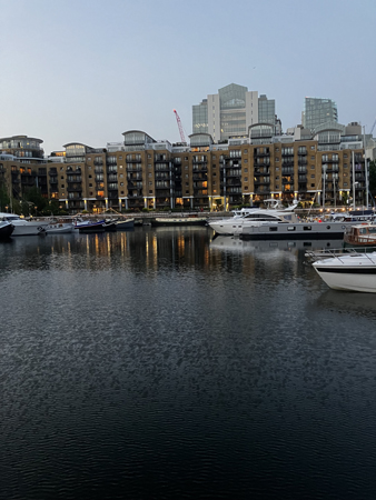 Hamnen bakom hotellet