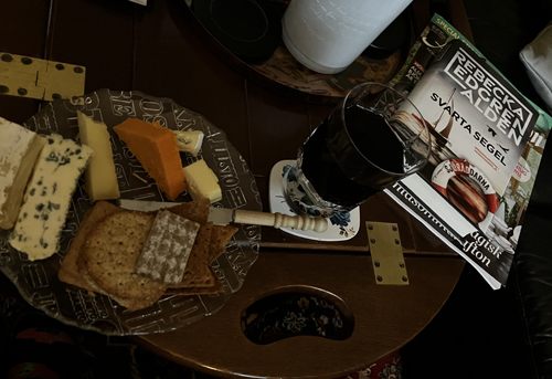 Ost kex Amarone och boken Svarta segel