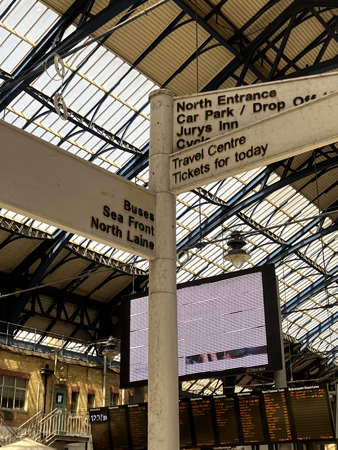 Skyltar på centralen i Brighton