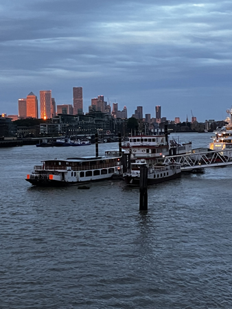 Solnedgång över Themsen och London