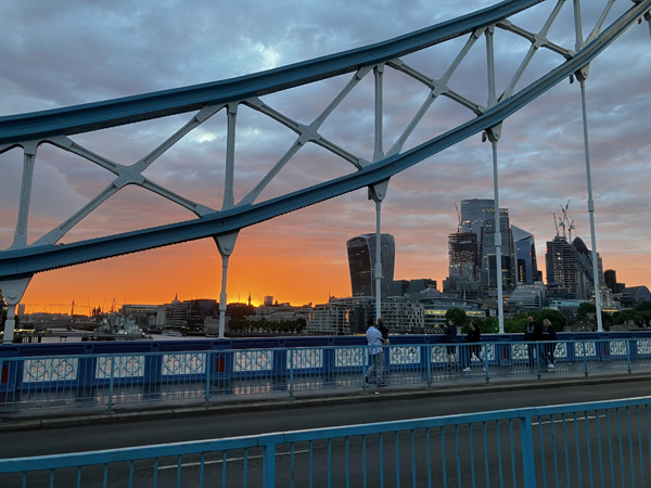 Solnedgång fotad från Tower bridge