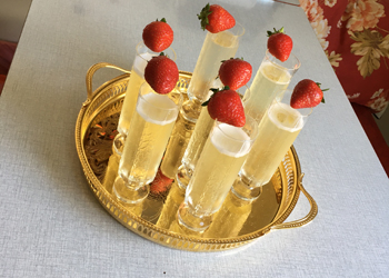 Bubbel med jordgubbar på guldbricka