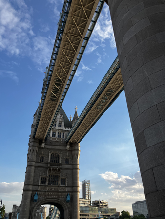 Tower bridge underifrån