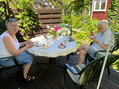 Slottsfrun bjuder Anna och mig på jordgubbstårta
