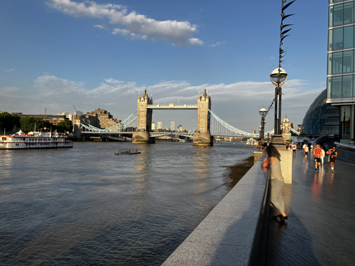 Tower bridge sedd från södra sidan Themsen