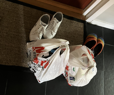 Två ICA-kassar mina vita skor o Annas tofflor