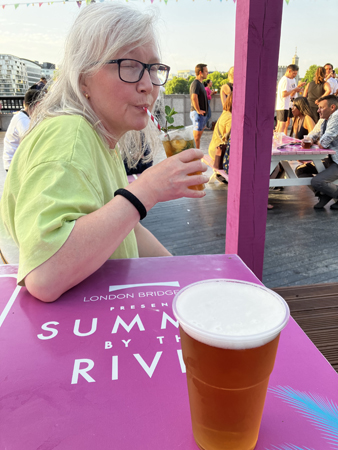 Anna dricker Pimms jag en pint lager